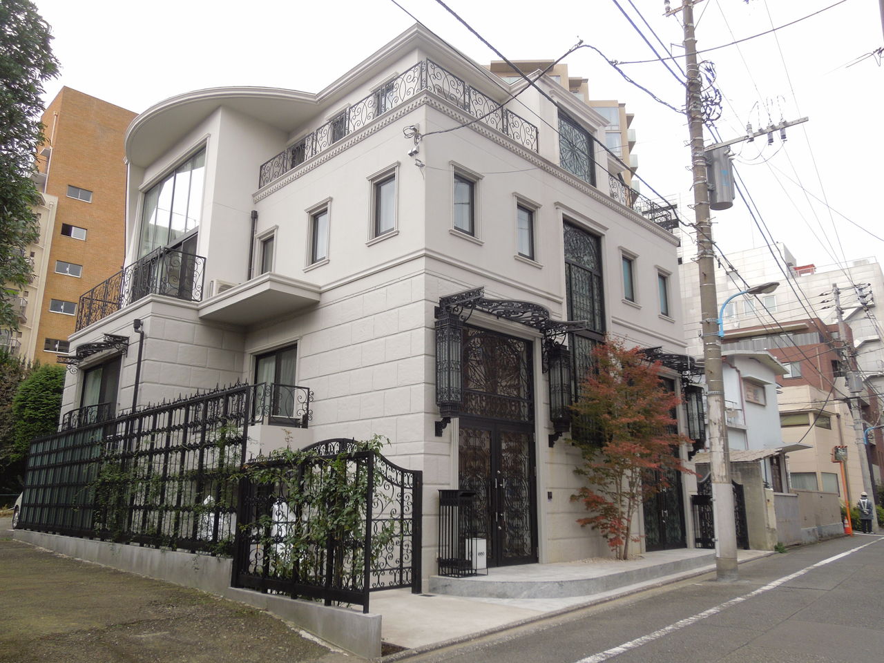 内藤町に芸術品のような豪邸がありました 東京都内の豪邸探索ブログ