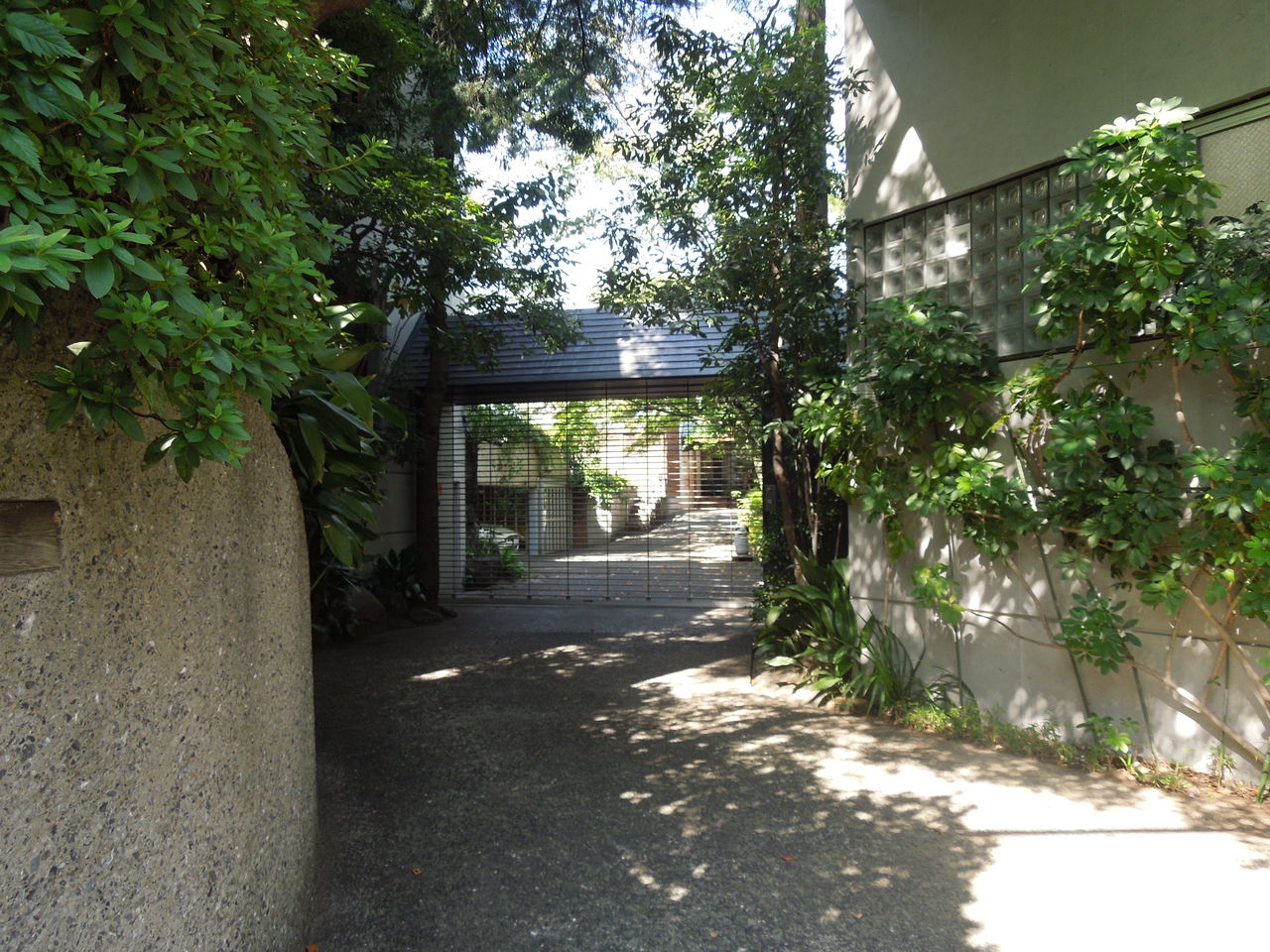 祐天寺駅近くの五本木に目隠しされて家が見えない豪邸がありました 東京都内の豪邸探索ブログ