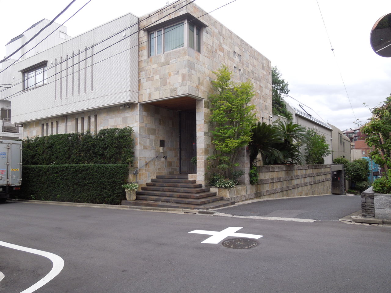 東京都内の豪邸探索ブログ
	  南青山にかなり大きい豪邸がありました