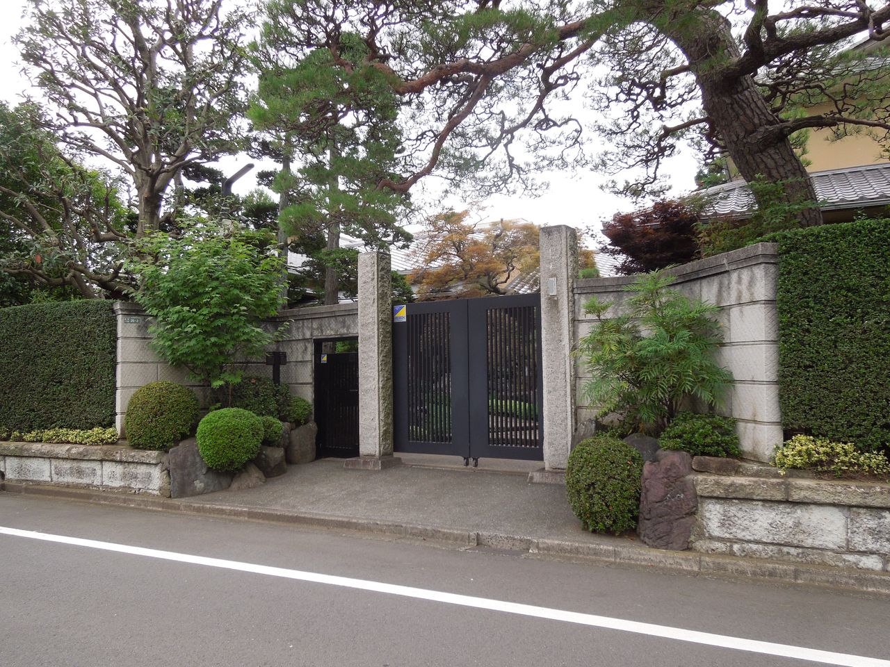 用賀に敷地が非常に広い生垣がきれいな豪邸がありました 東京都内の豪邸探索ブログ