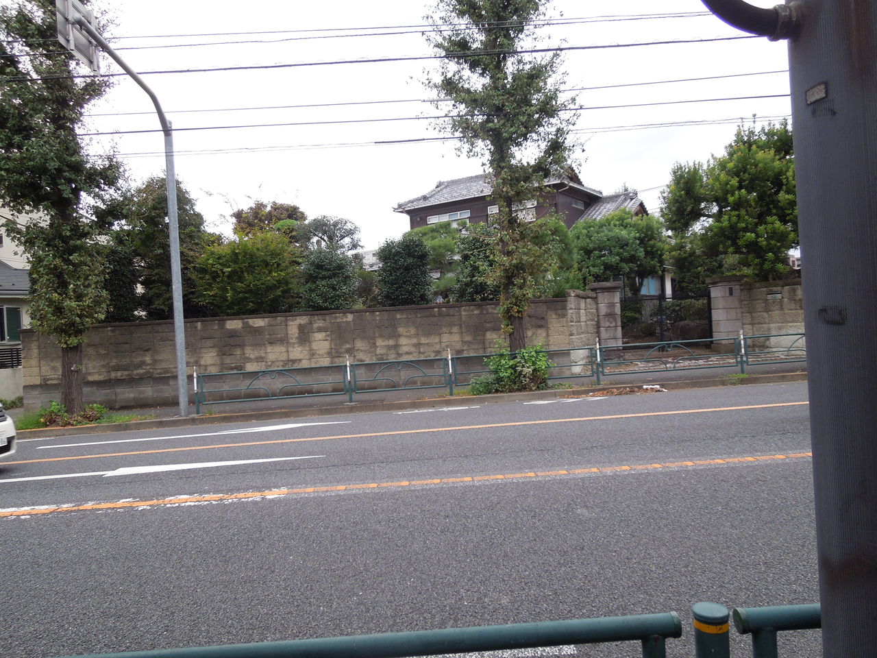 狛江市岩戸北に敷地の広い豪農的な家が幹線道路沿いにありました 東京都内の豪邸探索ブログ