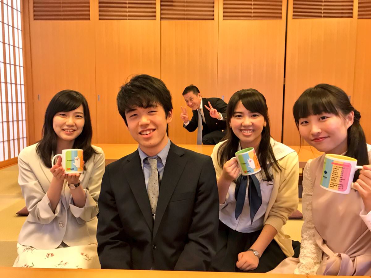 画像 藤井六段 女に囲まれて にやける おかしなちゃんねる