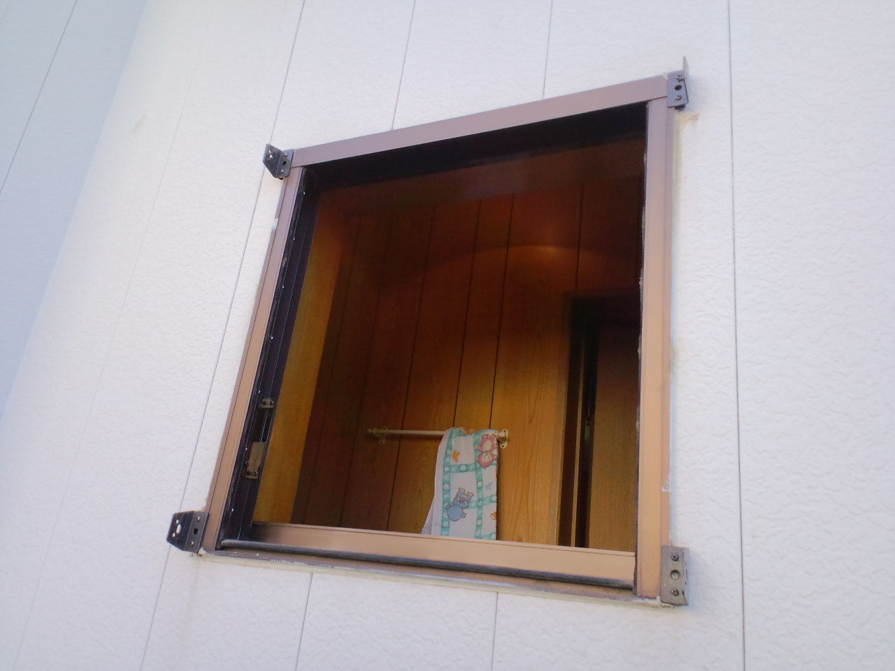 ガラスルーバー窓から引き違い窓へ交換 大川ガラス 工事事例 お知らせ ガラスルーバー窓から引き違い窓へ交換 大川ガラス 工事事例 お知らせ