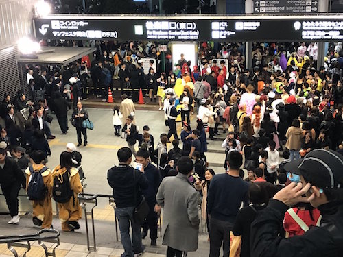 岡山 jr岡山駅東口広場 でもハロウィーンにぎわう 魔女やゾンビ 仮装の若者集結 岡山 ハロウィン 2018 10 31 世界 地域 岡山 に目を向けグローバル 366 岡山県を中心にグローカル gps aps