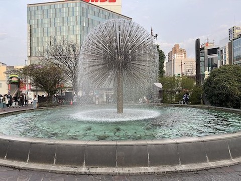 JR岡山駅東口広場「ピーコック噴水」i