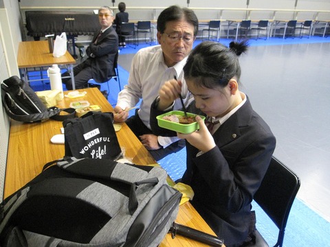 リハーサル室でお弁当 １