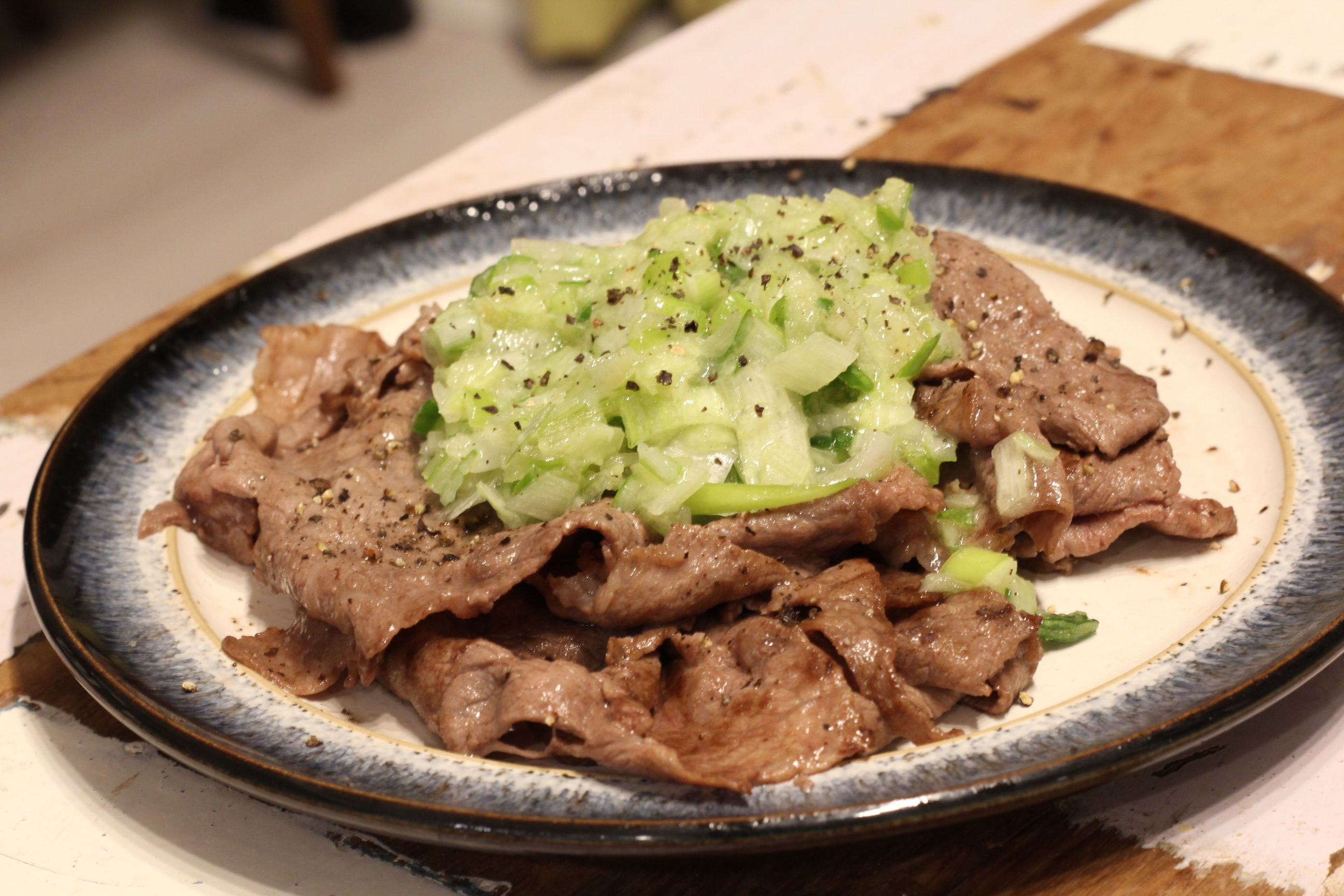 Recipe 牛ロースのねぎ塩レモン 猪八戒持ち帰り 東京オカザキッチン Recipe 牛ロースのねぎ塩レモン 猪八戒持ち帰り 東京オカザキッチン