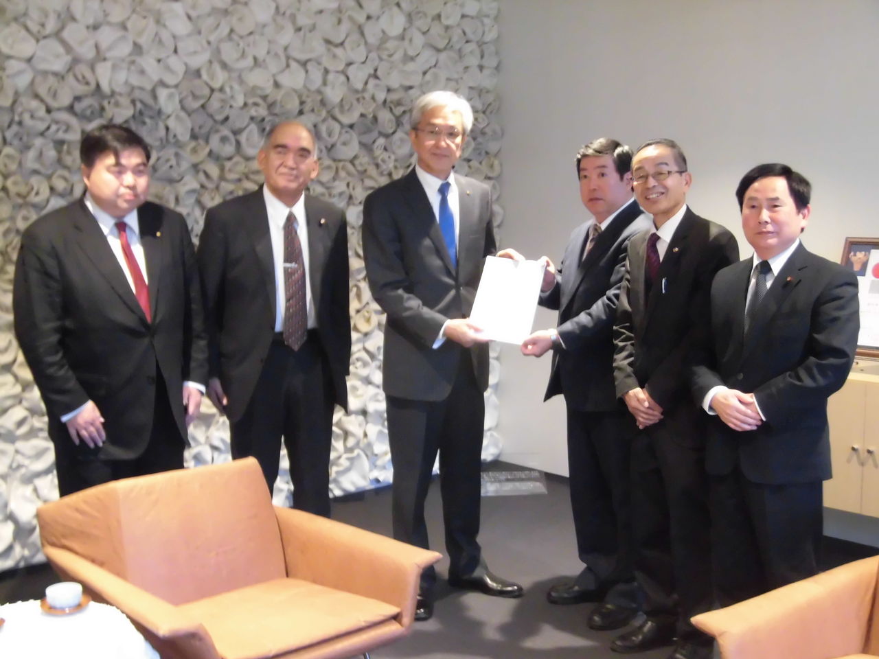 磯田新市長に新年度予算要望を提出しました 日本共産党中越地区委員会 磯田新市長に新年度予算要望を提出しました 日本共産党中越地区委員会
