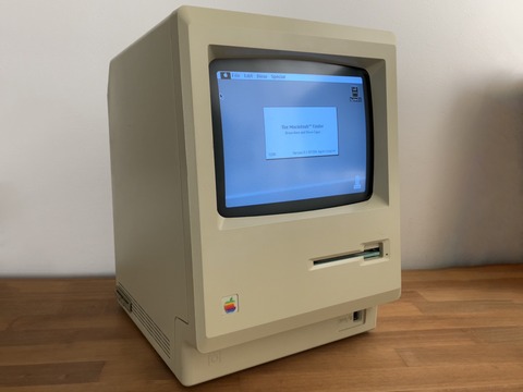 128-003 Macintosh 128k 後期モデル : 週末 Macintosh Think Different.