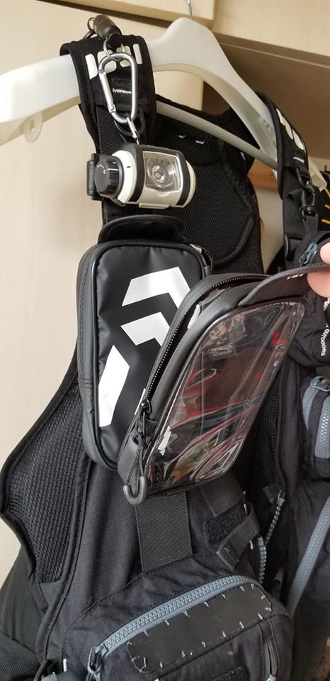 ダイワ Daiwa ターポリンポーチ スマホポーチ スマホケース ゲームベストに シーバスよルアーを食え