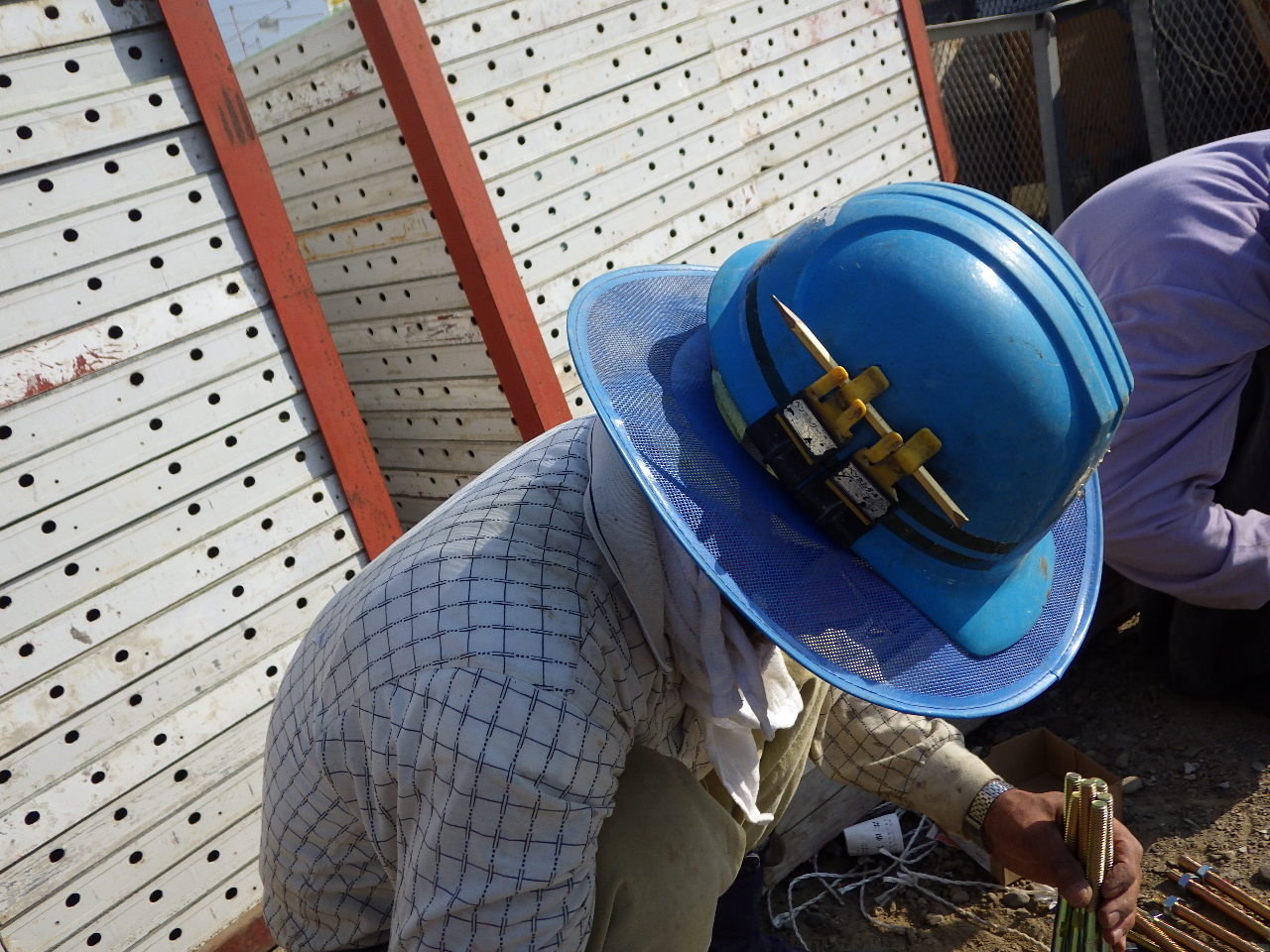 ヘルメットのツバ 一関遊水地長島水門新設工事