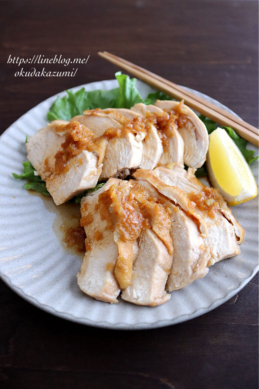 レンジで6分】鶏胸肉がしっとり＊蒸し鶏のさっぱりネギ酢醤油 : たっき