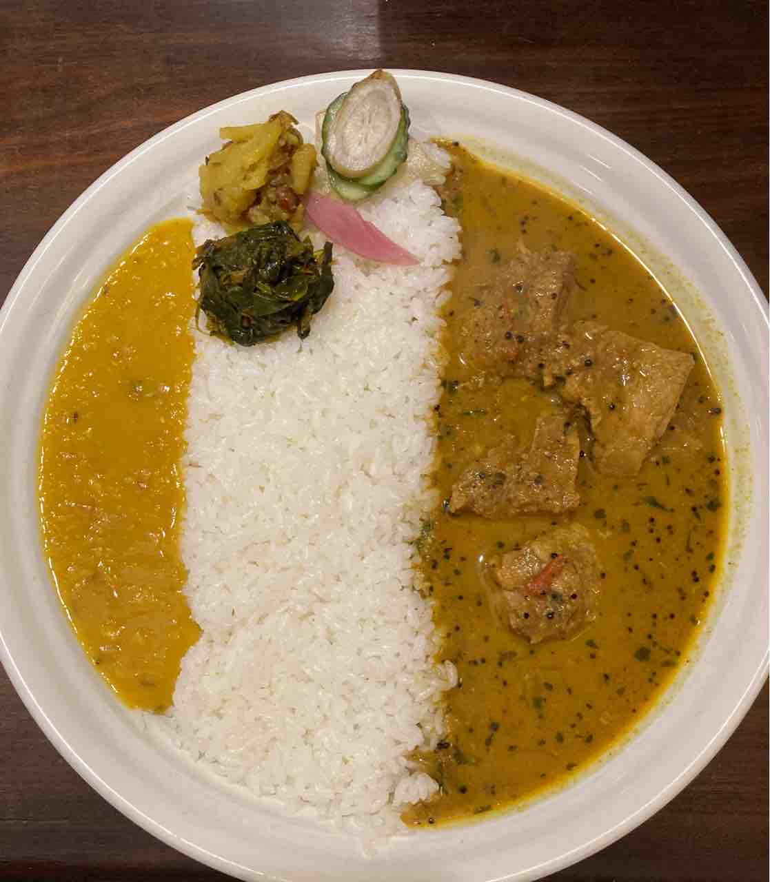 移転前情報 水道橋 カレー オリエンタルバル桃の実 21 239 バルランチで頂く特徴的な見た目のあいがけカレーセット カレー探求 たまにai創薬