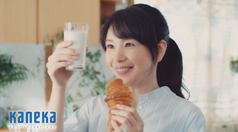 パン好きの牛乳_知花くらら