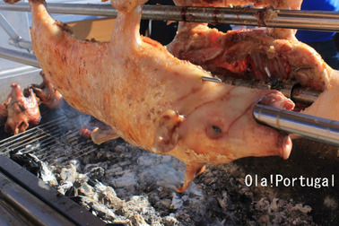 ポルトガルのお祭りの食べ物：豚の丸焼き