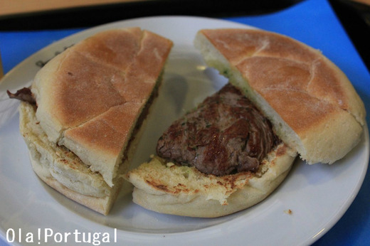 ポルトガル料理:B級グルメのプレーゴ(牛ステーキバーガー)