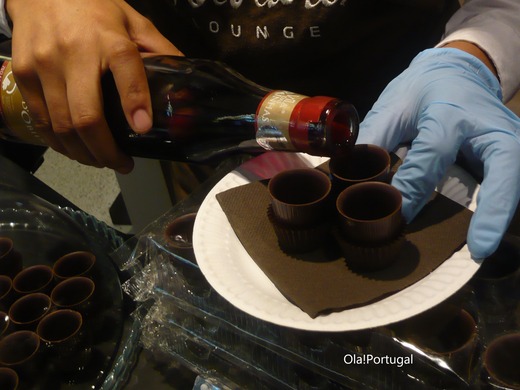ポルトガルのお酒:チョコレートのカップで飲むジンジャ