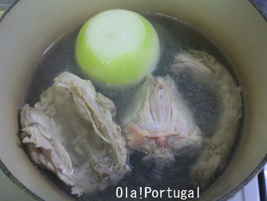 男のポルトガル手料理:カンジャ(鶏のスープ)