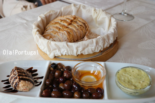 ポルトガル料理前菜:パン、パテ、オリーブの実