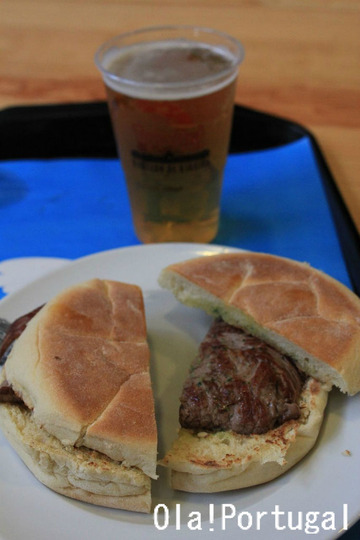 ポルトガル料理:牛ステーキバーガーとビール