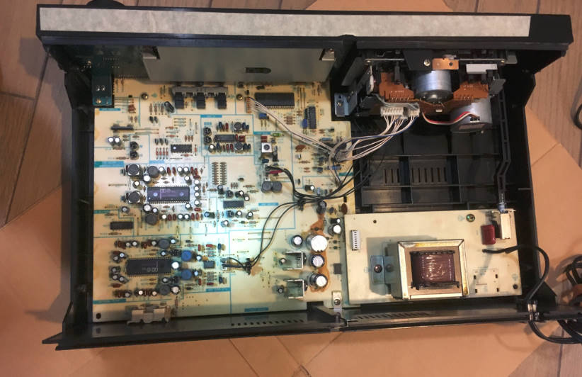 TEAC V-680 カセットデッキ ベルト交換 1回目 : 古いオーディオ TEAC V-680 カセットデッキ ベルト交換 1回目 : 古いオーディオ