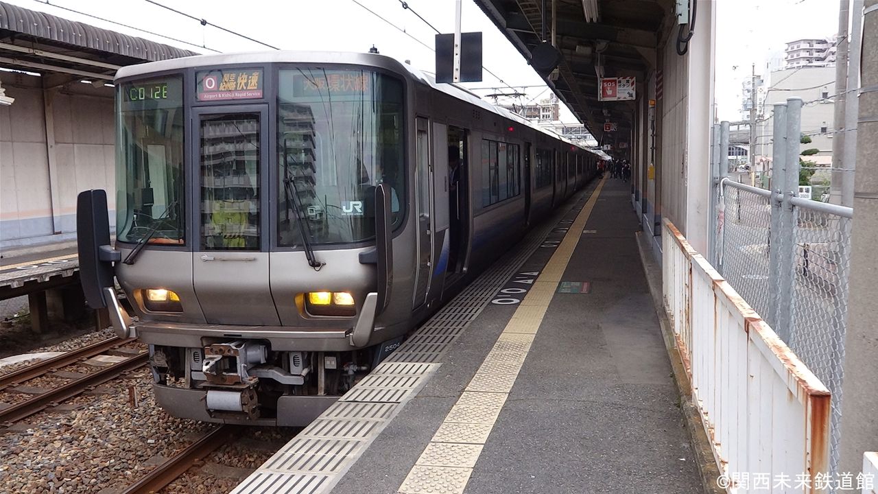 223系に設置が進む転落防止幌 : 関西と風景と未来のブログ