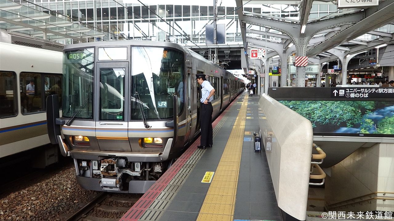 223系に設置が進む転落防止幌 : 関西と風景と未来のブログ