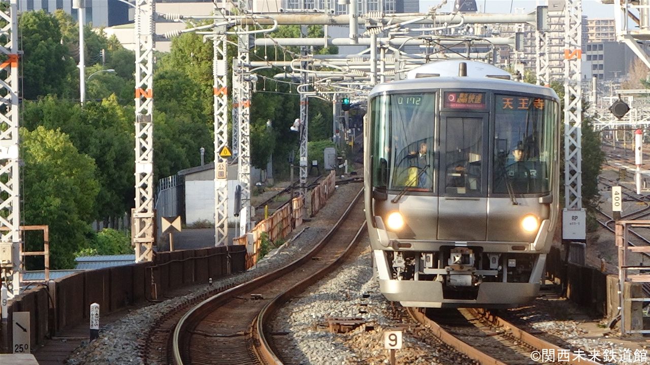 223系に設置が進む転落防止幌 : 関西と風景と未来のブログ