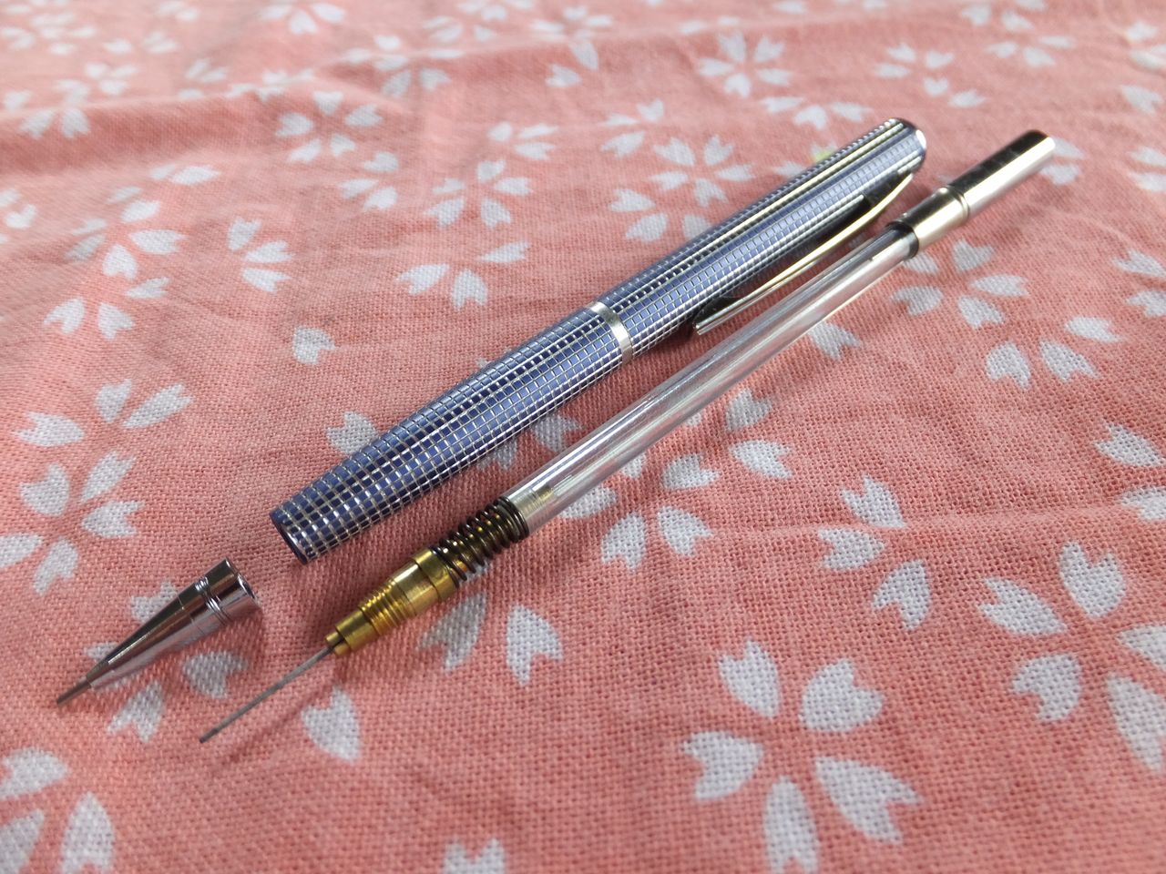 地球鉛筆「格子柄ペンシル」レビュー : テーゲー日記 〜文具と万年筆の