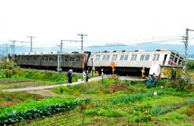 長野電鉄の踏切で電車とトラックが衝突