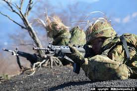 訓練中の自衛隊員