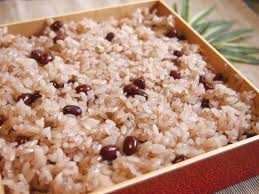初潮を赤飯で祝う