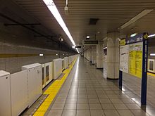 220px-TokyoMetro-Y17-Sakuradamon-station-platform2