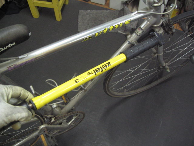 Vitus ロードバイク分解作業 : レトロな街 青梅にある 青柳 Vitus ロードバイク分解作業 : レトロな街 青梅にある 青柳
