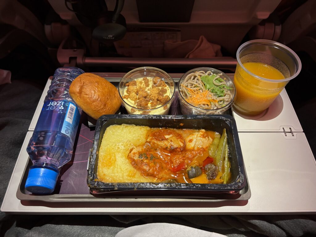 カタール航空エコノミー 機内サービス　機内食