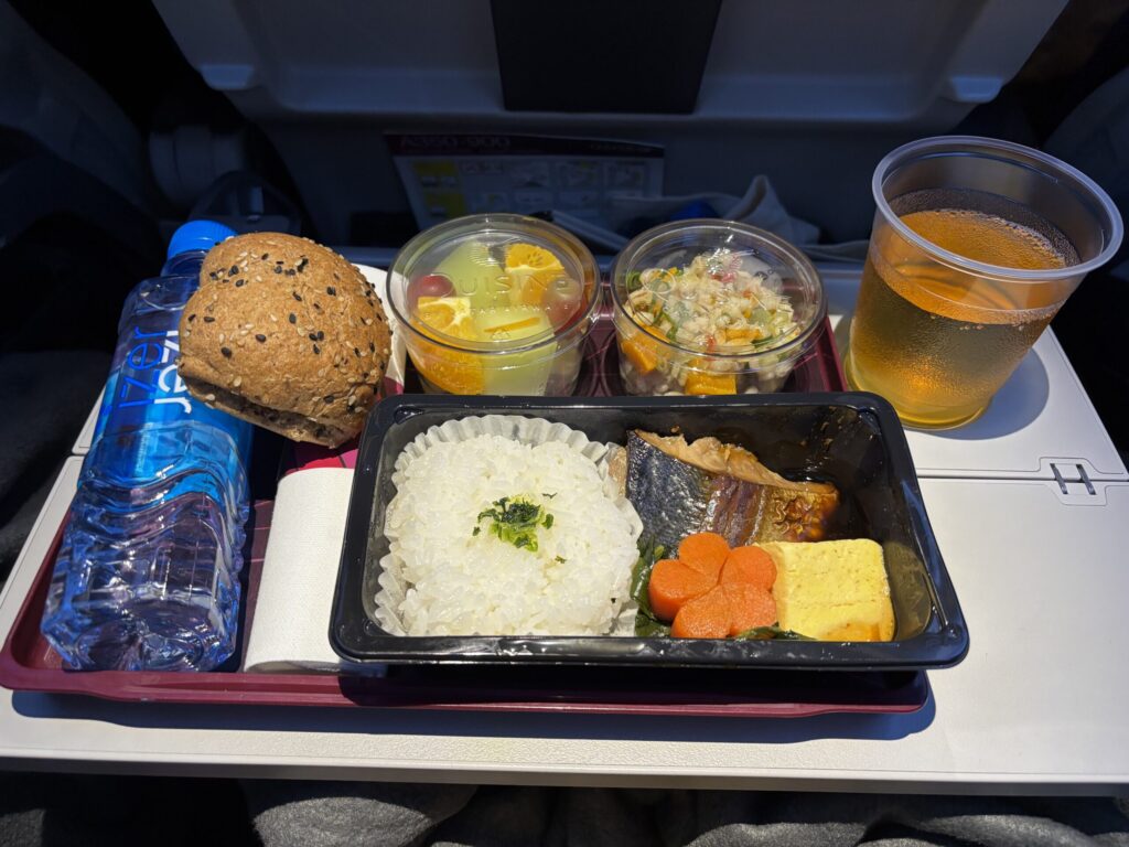 カタール航空エコノミー 機内サービス　機内食