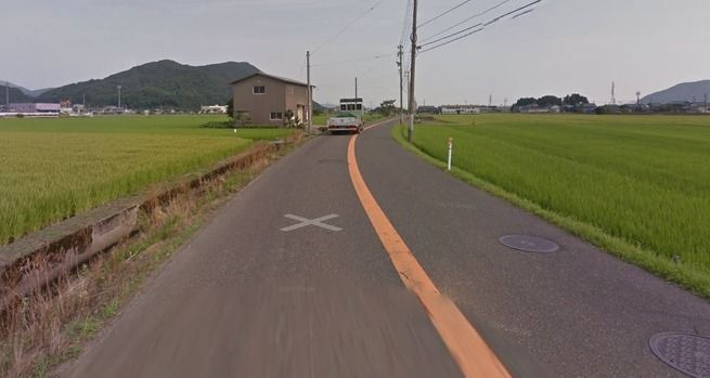 車が傾斜がついた路肩に脱輪　下の用水路に落ちまいとそのまま走り続け、道路に戻りきれずに橋に衝突死亡・越前