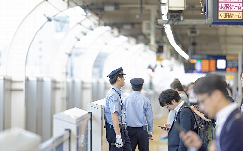 JR駅員「私がベビーカーを運びますよ」→乳児が階段から転落し頭部骨折と脳内出血