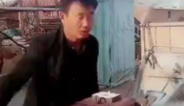 【動画】　トラクターのエンジンをかける時の顔が凄い中国の男性ww！！