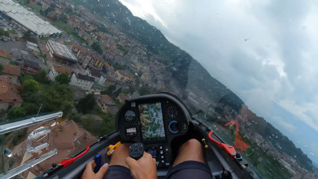 イタリアの住宅街を低空飛行する、電動グライダーのコックピットからの映像