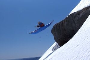 【動画】エクストリームカヤックの人、雪山をカヤックで滑り降りてしまう。