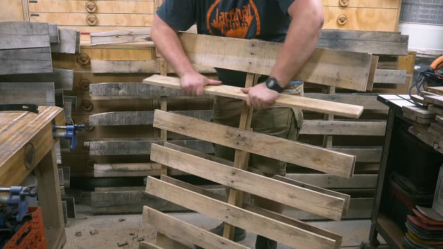 パレットの木材をリサイクル。鉛筆1,000本を手作りする作業風景