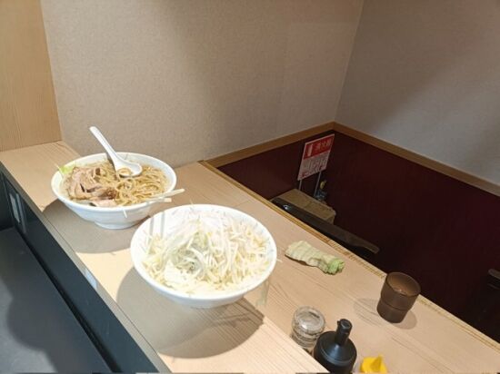 二郎系ラーメン店「ヤサイマシマシを頼んで大量に残した客がいるのでヤサイマシマシ無料サービスを終了します」