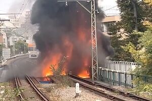 【動画】今朝の井の頭線の火災、これ何が燃えてるんだ？