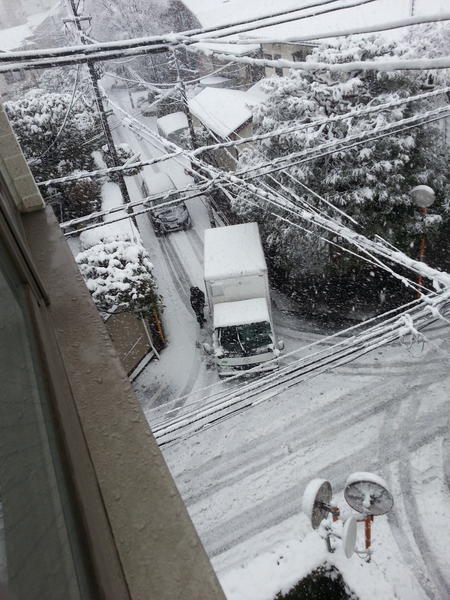 東京 雪で坂を登れない車が続出ｗｗｗｗｗｗｗｗｗ オモシロモノマニア