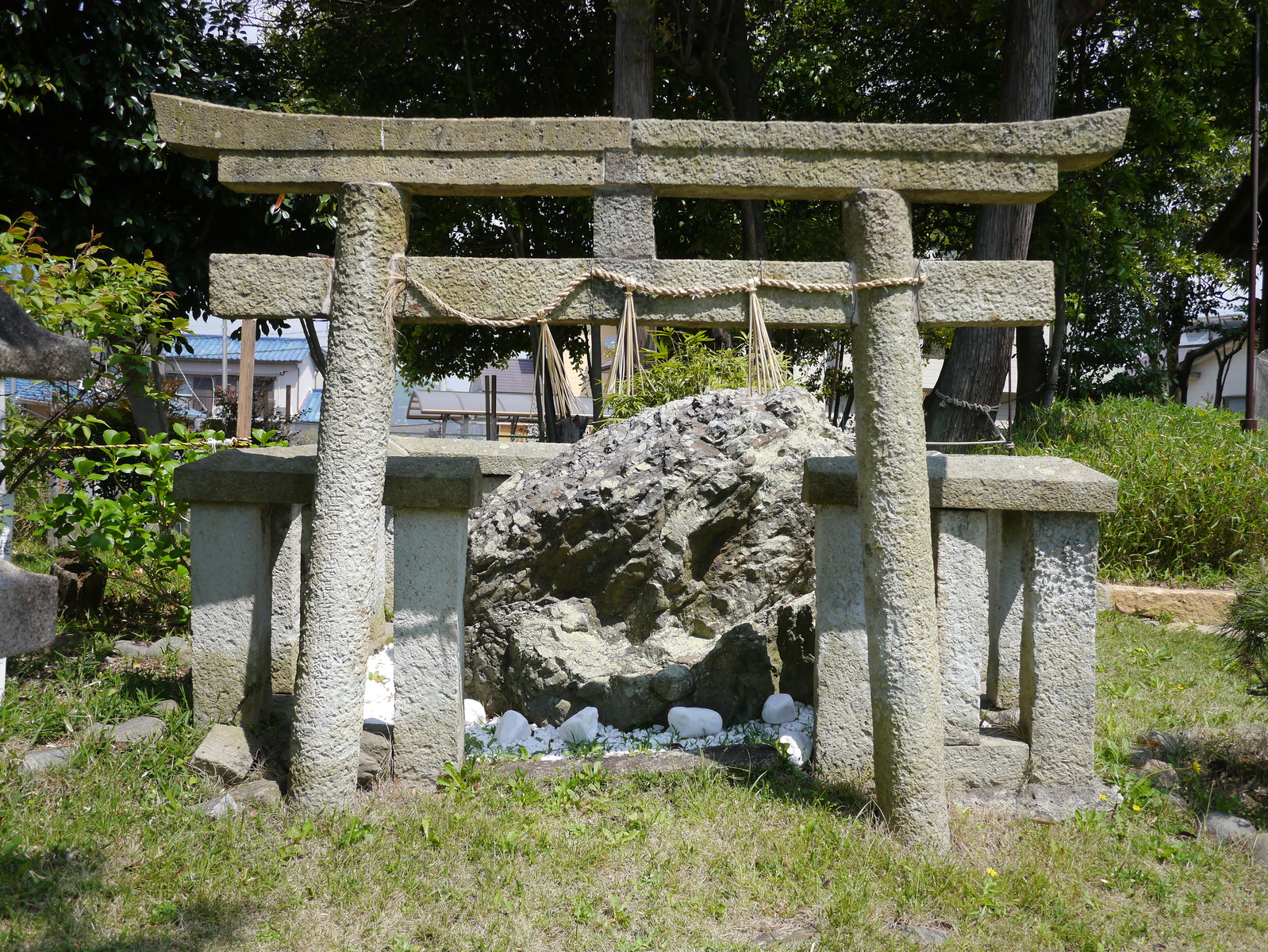 八幡市の猿田彦神社の磐座 火 ホ と ニワ と鍋釜 八幡市の猿田彦神社の磐座 火 ホ と ニワ と鍋釜
