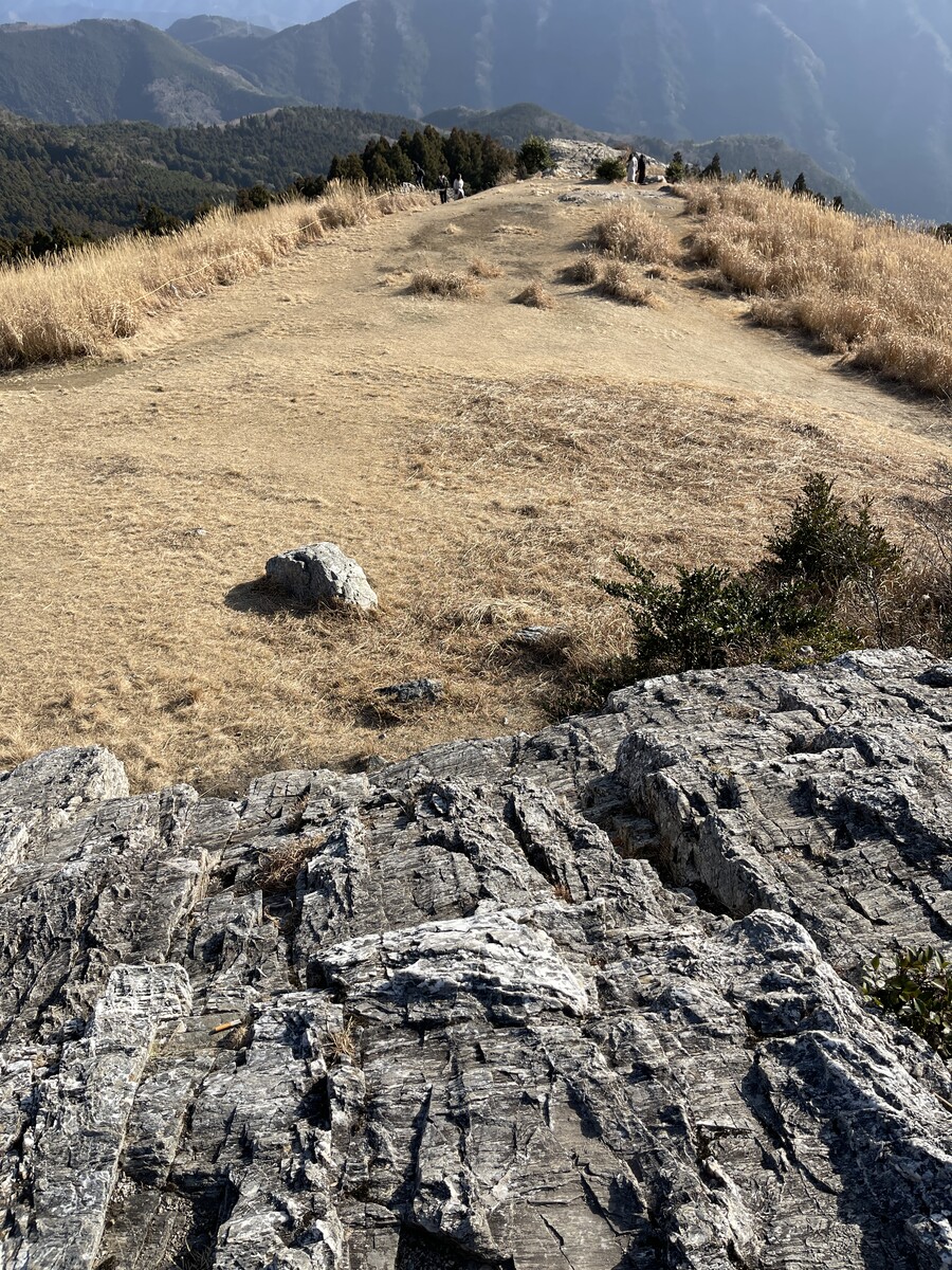 生石高原－3 火上げ岩 : 火（ホ）と「ニワ」と鍋釜