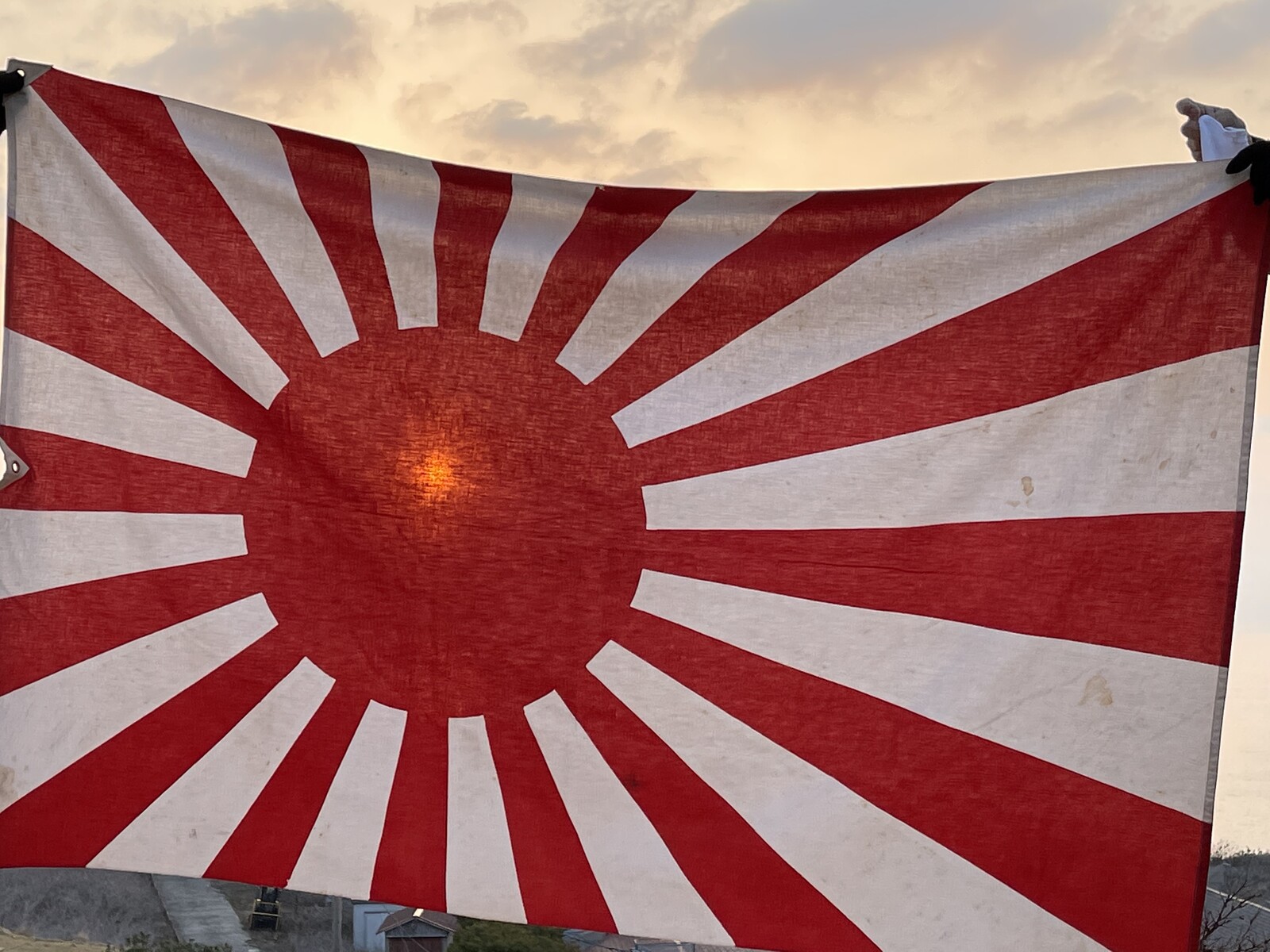 五島列島 野崎島の王位石 ２０ 3月14日の日の出と旗 火 ホ と ニワ と鍋釜