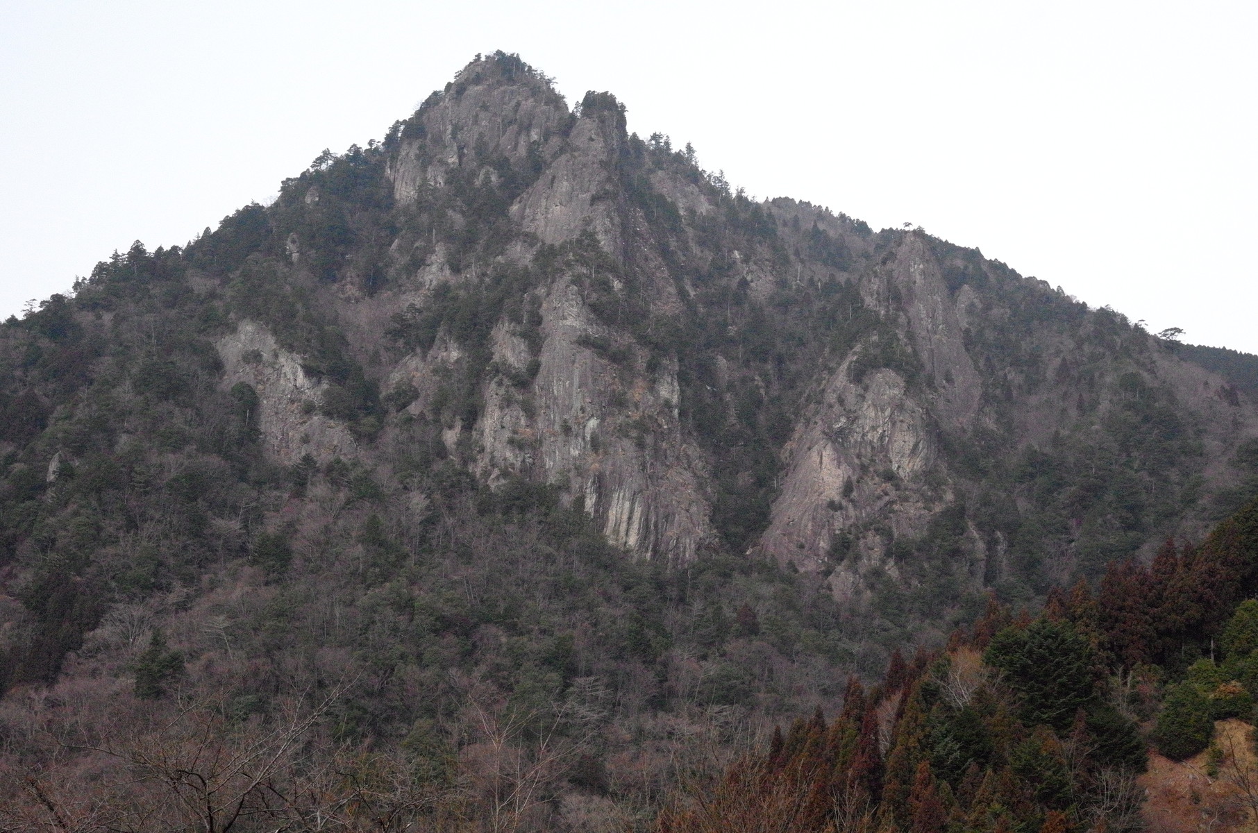 雪彦山の大岩壁に人面岩 火 ホ と ニワ と鍋釜