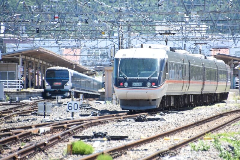 本日撮影 E257系による「あずさ71号」と「あずさ83号」より : ona3の